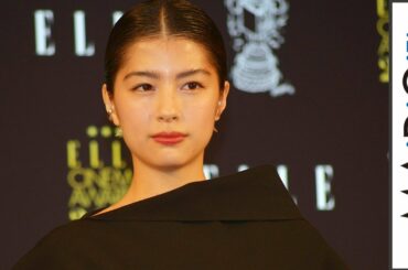佐久間由衣、美背中見せのアシメドレスで魅了　「エル シネマアワード2019」授賞式