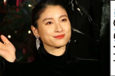 土屋太鳳、シック＆大人な冬のスカートコーデ　輝くイヤリングで華やかに