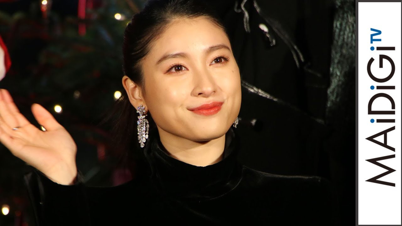 土屋太鳳、シック&大人な冬のスカートコーデ 輝くイヤリングで華やかに 土屋太鳳、シック&大人な冬のスカートコーデ 輝くイヤリングで華やかに