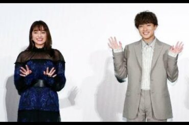 同名の人気少女漫画を実写化した映画「１０万分の１」の公開記念イベントが東京都内で開かれ、人気グループ「ＥＸＩＬＥ」のパフォーマー白浜亜嵐と俳優の平祐奈、奥田瑛二が登場した。