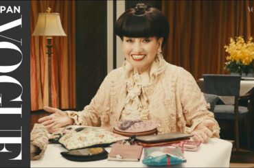 黒柳徹子、バッグの中身を初公開！　バッグの中と髪の中ならどっちを選ぶ？｜In The Bag