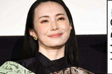 美村里江、黒シャツ×華やかスカートで大人の装い