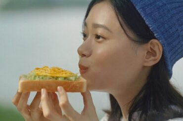 杉咲花、美味しいものを求める旅へ　パンに舌鼓　Pasco新TVCMシリーズ「つれづれパン日記」