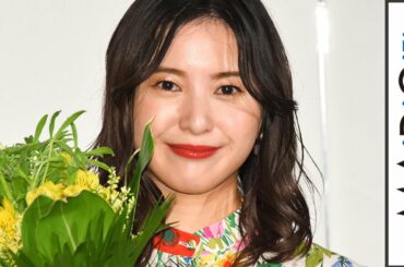 吉高由里子、カラフルワンピでシンプルコーデ　ウエーブヘア＆赤リップで大人可愛く