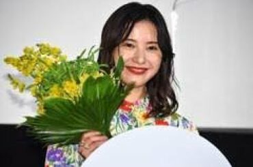 女優の吉高由里子さん、俳優の横浜流星さんが11月5日、東京都内で行われた映画「きみの瞳（め）が問いかけている」（三木孝浩監督）の大ヒット御礼舞台あいさつに三木監督と共に出席した。三木監督から本編ではカ