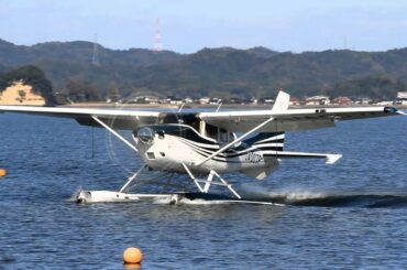 湖面をタクシーして帰ってくる水上機