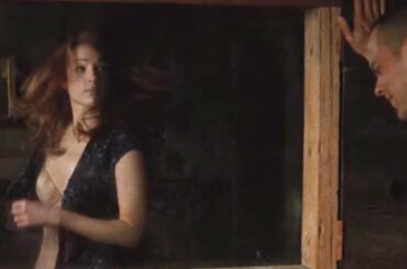 マジックミラーとは知らずに脱ぎ始める美女…【キャビン】映画のあらすじ紹介