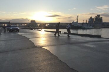 アクセルとブレーキの踏み間違えたか　釧路港で車が海中転落　６０代くらいの男性が死亡【HTBニュース】