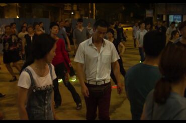 殺伐とした広場、光る靴でダンス...鮮烈なヴィジュアルの尾行シーン 　映画『鵞鳥湖の夜』本編映像