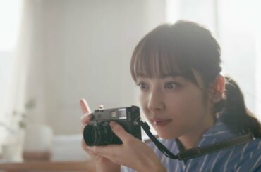 佐々木希さんがカメラマンに扮した「カラダファクトリー20周年記念CM」