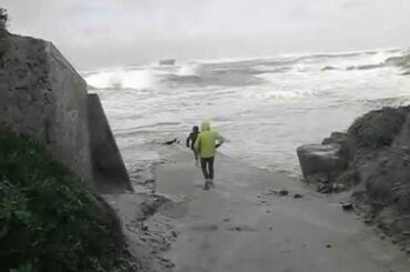 【引き波の恐怖】カップルが津波に飲み込まれる瞬間