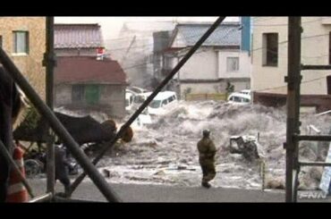 釜石市役所付近に押し寄せる津波 【視聴者提供映像】
