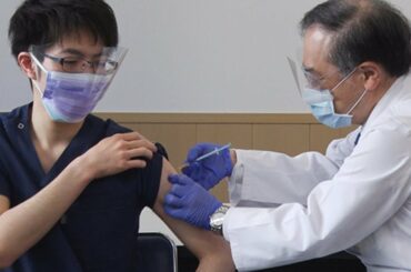 新型コロナウイルスの国内でのワクチン接種が１７日始まった