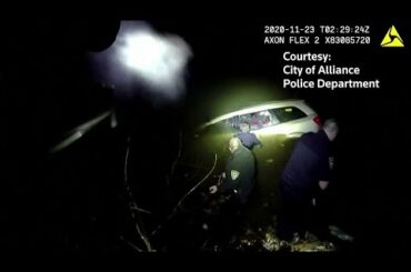 川へ落ちた車から、警官が決死の救出劇　米オハイオ州（字幕・26日）