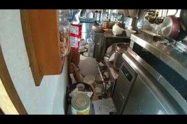福島沖地震　散乱した店内を片付けるラーメン店
