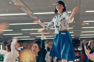 同僚あ然？三吉彩花、デスクの上で圧巻ダンス！映画「ダンスウィズミー」本編特別映像が公開