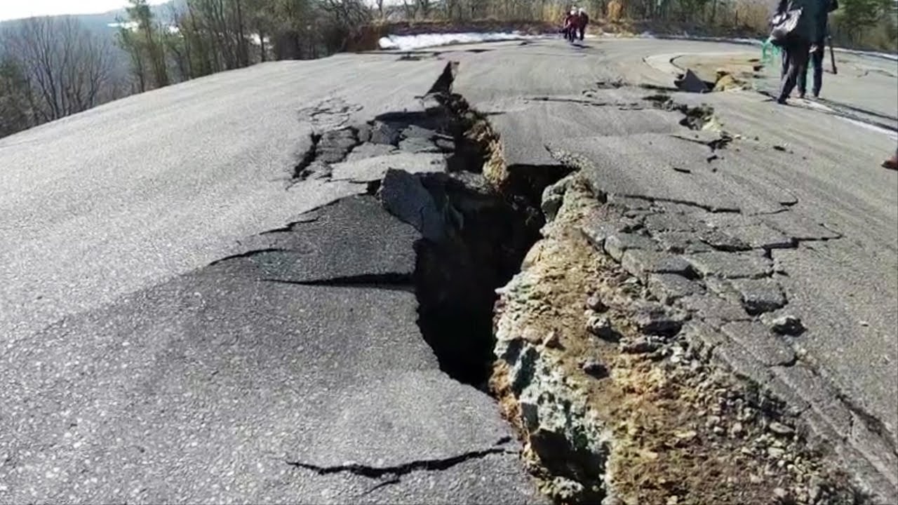 地震で被害を受けた自動車レース場 福島・二本松市 地震で被害を受けた自動車レース場 福島・二本松市