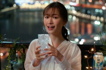 松本まりか、『はじめてのチュウ』　アカペラで披露　鏡月焼酎ハイ新CM＆メイキング