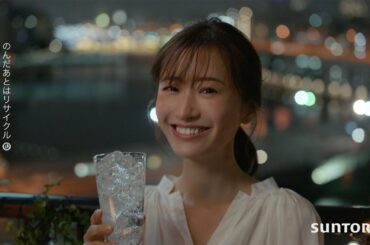 松本まりか「はじめてのチュウ」を微笑みながら歌唱 目が合うと思わずドキッ！ほろ酔い気分でうっとり 『鏡月焼酎ハイ』CMメーキング