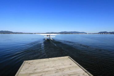 T206H水上機、湖面をタキシング開始