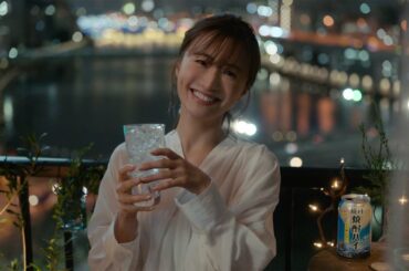 松本まりかさんが「はじめてのチュウ」で美声を披露！「鏡月焼酎ハイ」新CM