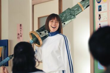 “モンハン先生”本田翼、太刀持って登場！メガネ＆ジャージー姿も披露　「モンスターハンターライズ」新CMが公開