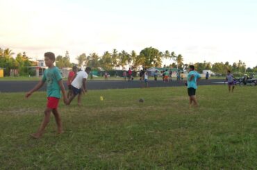 サッカー場と化すツバルの国際空港・滑走路