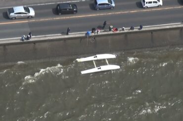 水上機が墜落、２人救助 目立つけがなし、宍道湖