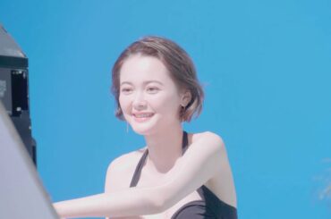 クールな玉城ティナ、ブラックの水着に9．5センチのヒール：メイキング