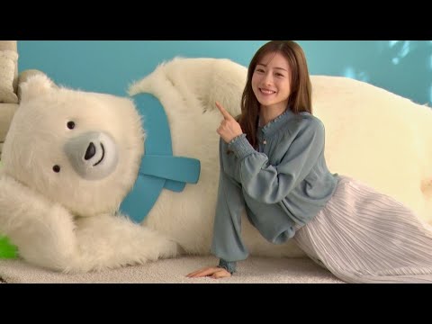 石原さとみがフワフワの白くまくんとリビングでリラックス/日立ルームエアコン「白くまくん」CM 石原さとみがフワフワの白くまくんとリビングでリラックス/日立ルームエアコン「白くまくん」CM