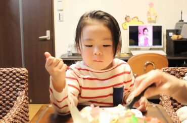ひな祭りケーキを食べるRino