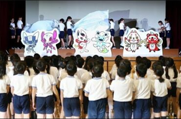 東京２０２０マスコット候補、小学校でお披露目