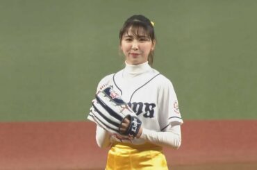 【メンバーも見守る中】ももいろクローバーZの玉井詩織さんが始球式！