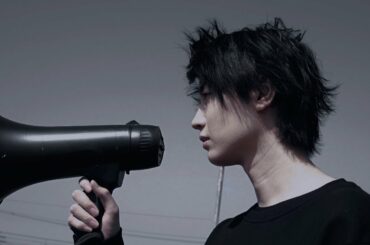 桜田通、黒と白の世界でワンカット長回し撮影に挑戦　アパレルブランド『BLVCK PARIS／WHTE PARIS』プロモーションビデオ