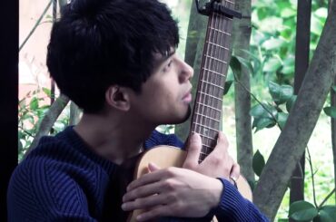 ギターを弾く森崎ウィン「森崎ウィン 1st visual ＆ interview book『Win-Win』」メイキング＆コメント映像