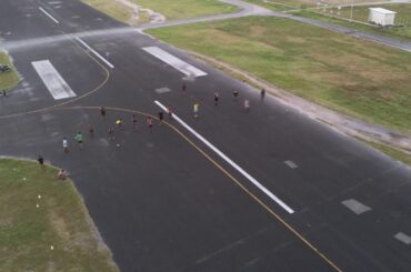 ツバル・フナフチ国際空港の滑走路でラグビーが行われている様子はこんな感じ