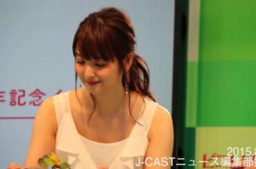 かわいすぎる…佐々木希が特製ドレッシングたっぷりのサラダを堪能！