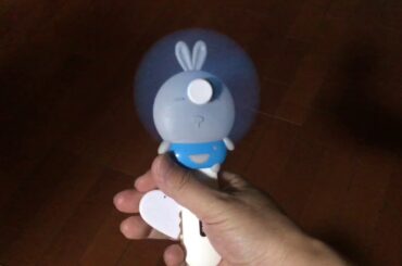 百均のダイソーで150円で売っていた、手動の扇風機