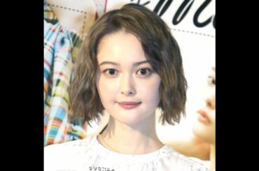 ニュース -  玉城ティナ、金髪ショートヘアで背中全開ショット「美しい」「色気がすごい」