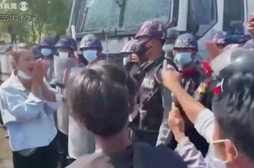 ミャンマー　反クーデターデモ隊に放水の警官が離反　デモに加わる