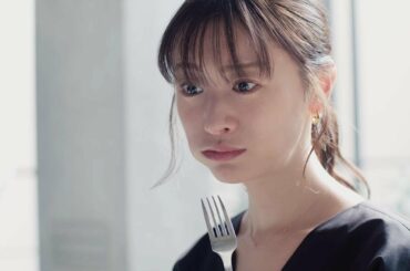 松本まりか、絶品料理に舌鼓　おいしさのあまり目を丸くする　ハインツウェブ動画「大人のおうちダイニング」