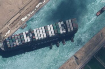 スエズ運河、6日ぶり通航再開