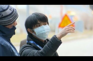 4年ぶり3度目の優勝を狙う羽生結弦選手が、世界フィギュアスケート選手権の行われるスウェーデン・ストックホルムに21日入った。マスクを2枚重ね、手元には金色の大型スーツケースを携えての到着だ。前回大会の