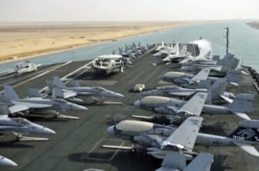 スエズ運河を通過する空母ニミッツ (USS Nimitz, CVN-68)