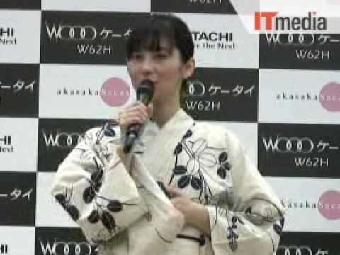 伊東美咲さん、涼しげな浴衣姿で「Woooケータイ W63H」をアピール 伊東美咲さん、涼しげな浴衣姿で「Woooケータイ W63H」をアピール