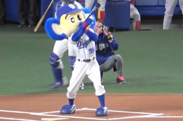 スカパラの始球式でバットを振らずにトランペットを吹いているドアラ(2021/04/17)