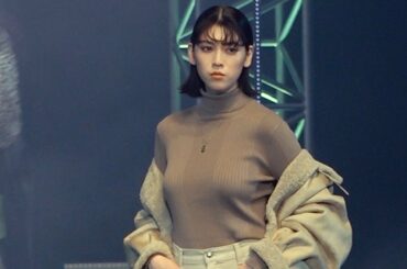 三吉彩花、美ボディー際立つタイトニットでランウェイ／「マイナビ TGC 2020 A/W ONLINE」