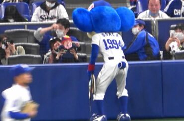 大好物の赤ちゃんに吸い寄せられるドアラ(2021/04/11)