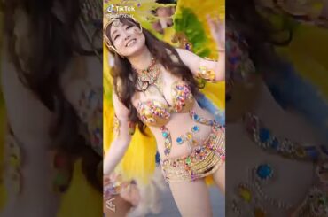 サンバを踊る彼女