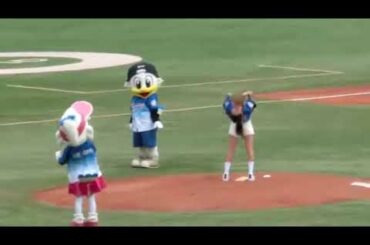 身体柔らかいな～岡副麻希の始球式!!　【野球】